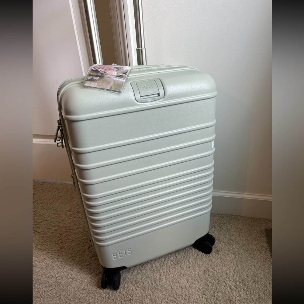 NWT Beis Carry On roller